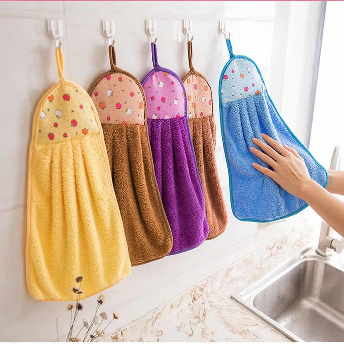 Kitchen Hanging Hand Towel Soft Absorbent Microfiber Washcloth for Dish Drying Quick-Dry Bathroom Face Napkin Reusable Wipe Hook Loop Cloth for Sink Cabinet Fridge Handle Cute Animal Design Cleaning Accessory (Random Color)